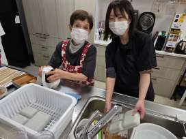 ご利用者様とスタッフが一緒に作業を楽しむ様子