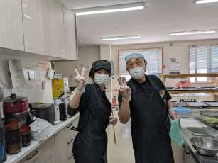 笑顔で調理をするスタッフ