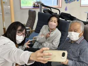 ご利用者様とスタッフが一緒に写真を撮る様子